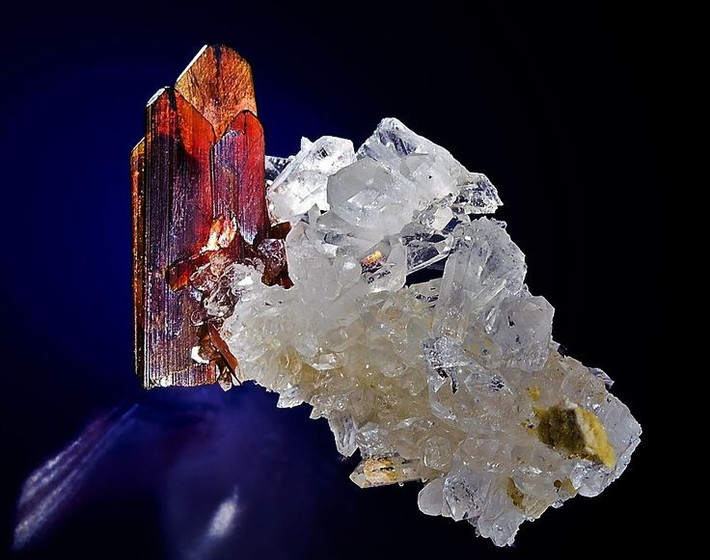 6. Thường xuất hiện cùng các khoáng vật khác. Brookite thường đi kèm rutile, anatase và thạch anh trong cùng một môi trường địa chất. Ảnh: Pinterest.