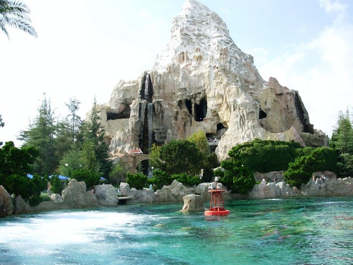 7. Có một bản sao Matterhorn tại công viên Disneyland. Disneyland California đã xây dựng phiên bản thu nhỏ của Matterhorn để phục vụ trò chơi tàu lượn nổi tiếng “Matterhorn Bobsleds”. Ảnh: Pinterest.