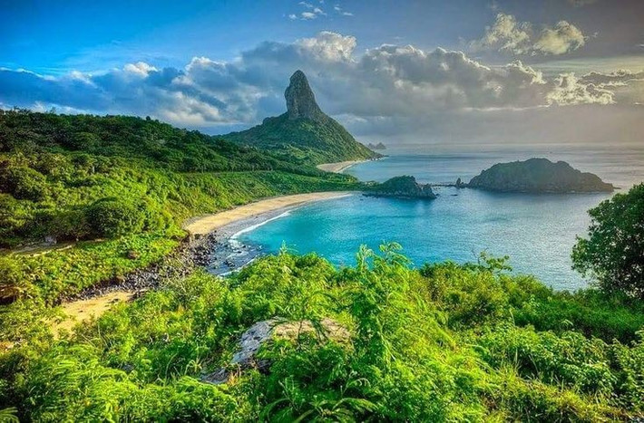 Nguồn gốc núi lửa. Fernando de Noronha được hình thành từ đợt phun trào núi lửa cách đây khoảng 12 triệu năm. Ảnh: Pinterest.