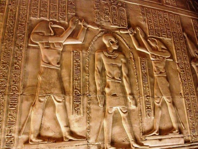 3. Được xem là “thư ký của các vị thần”. Thoth ghi chép mọi sự kiện xảy ra trong vũ trụ, bao gồm cả việc phán xử linh hồn người chết trong “Phòng Cân Tội”. Ảnh: Pinterest.