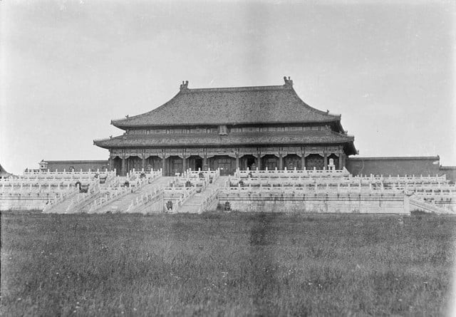 Đây chính là Thần Vũ môn trong Tử Cấm Thành. Sau khi triều đình nhà Thanh xuống cấp, nhiều nơi không được chăm chút tu sửa, bên ngoài mọc đầy cỏ dại.
