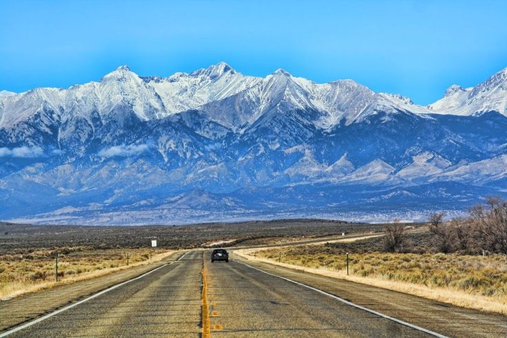 1. Dãy Rockies kéo dài hơn 4.800 km. Dãy núi này bắt đầu từ British Columbia ở Canada và kết thúc tại bang New Mexico của Hoa Kỳ. Ảnh: Pinterest.