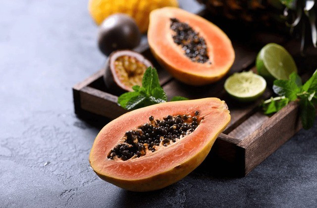 Đu đủ: Tên gọi "đu đủ" đã phần nào nói lên ngụ ý "đầy đủ, dư dả". Trong thờ cúng, đặc biệt là lễ vía Thần Tài, quả đu đủ chín vàng hoặc xanh đều có thể sử dụng.