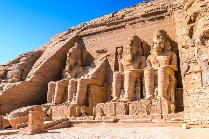 2. Đền được xây dựng để khẳng định quyền lực. Vị trí và quy mô của Abu Simbel là thông điệp chính trị gửi đến các vương quốc Nubia lân cận, thể hiện sức mạnh bá chủ của Ai Cập. Ảnh: Pinterest.