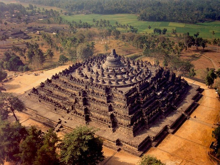 1. Borobudur là đền Phật giáo lớn nhất thế giới. Với cấu trúc gồm hơn 2 triệu khối đá và diện tích hơn 2.500 m², Borobudur là một kỳ quan kiến trúc mang tính biểu tượng của Phật giáo. Ảnh: Pinterest.