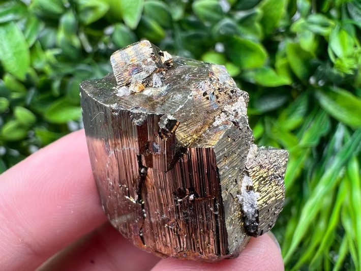 Có thể dùng làm gương. Các nền văn minh cổ đại như Inca đã sử dụng pyrite được đánh bóng làm gương phản chiếu. Ảnh: Pinterest.