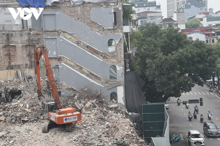 Mỗi lần máy thực hiện cào phế liệu hay phá bê tông một đám bụi lớn có thể nhìn thấy phát tán ra khu vực Hồ Gươm.