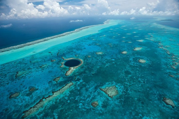  Đây là rạn san hô lớn thứ hai thế giới. Chỉ đứng sau rạn san hô Great Barrier ở Úc, rạn san hô Belize trải dài hơn 300 km dọc theo bờ biển quốc gia này. Ảnh: Pinterest.