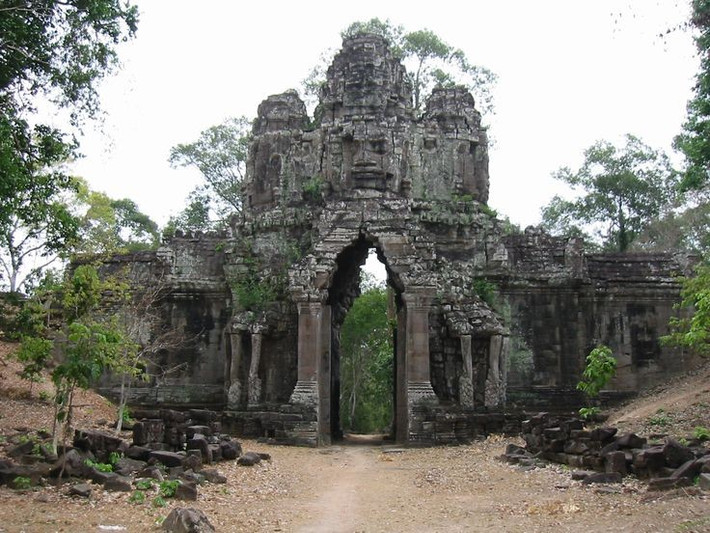 2. Cổng thành khổng lồ. Năm cổng thành được trang trí bằng tượng mặt thần khổng lồ bốn phía, thể hiện quyền lực và sự uy nghiêm của hoàng triều. Ảnh: Pinterest.