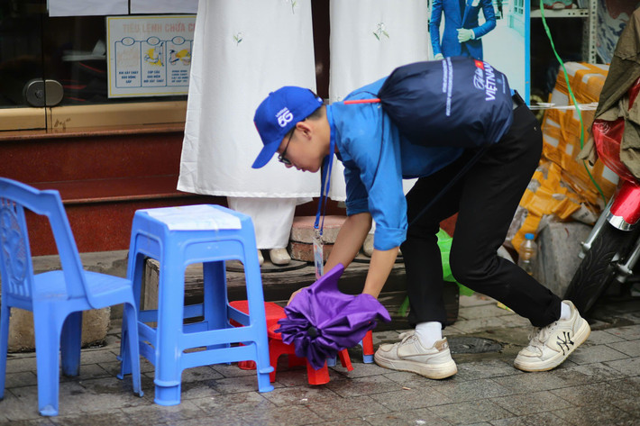 Sáng 27/8, lực lượng chức năng đã xử lý tình trạng xếp ghế giữ chỗ xem diễu binh, diễu hành tại Hà Nội, trong chuỗi sự kiện A80.