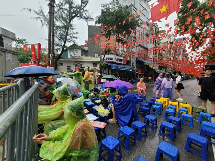 Theo ghi nhận, sáng 27/8, mặc dù trời mưa nặng hạt nhưng rất đông người dân vẫn tập trung về các khu vực đường Hùng Vương, Trần Phú, Nguyễn Thái Học... để tìm vị trí đẹp xem lễ sơ duyệt A80 diễn ra vào lúc 20h tối cùng ngày.