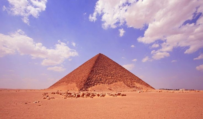2. Được xây dựng bởi Pharaoh Sneferu. Pharaoh Sneferu thuộc triều đại thứ tư của Ai Cập cổ đại là người ra lệnh xây dựng công trình này. Ảnh: Pinterest.