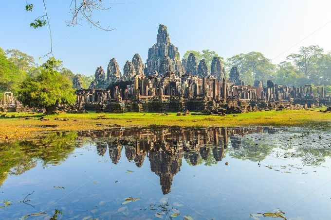 1. Thủ đô rộng lớn. Angkor Thom được xây dựng vào cuối thế kỷ 12 dưới triều vua Jayavarman VII, bao phủ diện tích khoảng 9 km². Ảnh: Pinterest.