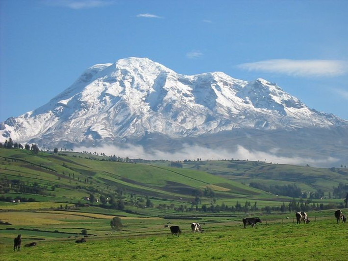 3. Chimborazo từng được cho là ngọn núi cao nhất thế giới. Trước khi có các phép đo chính xác về độ cao của Himalaya, Chimborazo từng được các nhà thám hiểm châu Âu thế kỷ 18 xem là đỉnh núi cao nhất thế giới. Ảnh: Pinterest.