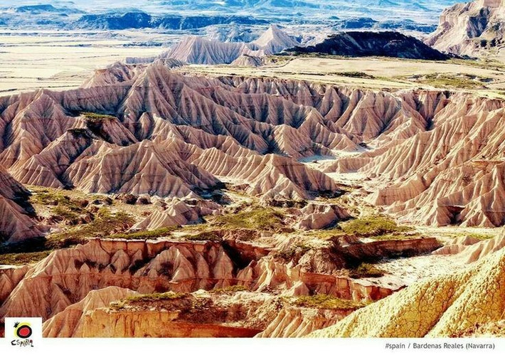1. Kỳ quan bán hoang mạc ở châu Âu. Bardenas Reales là một trong số ít những vùng bán hoang mạc ở châu Âu, nổi bật với cảnh quan khô cằn, đất sét và đá sa thạch tạo thành những hình dạng độc đáo. Ảnh: Pinterest.