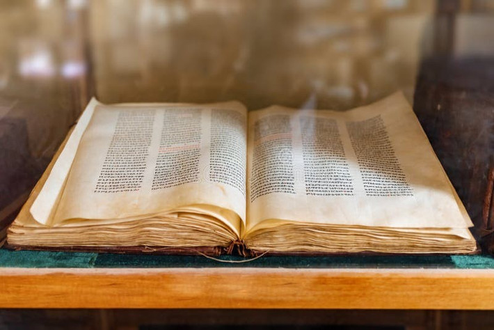 6. Tác giả thật sự của Bahir vẫn là điều bí ẩn. Mặc dù được gán cho Rabbi Nehunya ben HaKanah, nhiều học giả cho rằng tác phẩm do các giáo sĩ Do Thái ẩn danh biên soạn ở Provence. Ảnh: dreamstime.