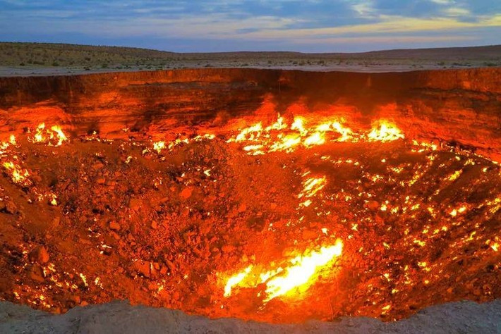 7. Chính phủ từng có kế hoạch dập tắt hố. Năm 2022, tổng thống Turkmenistan từng đề xuất dập lửa để bảo vệ môi trường, nhưng đến nay ngọn lửa vẫn chưa được xử lý. Ảnh: Pinterest.