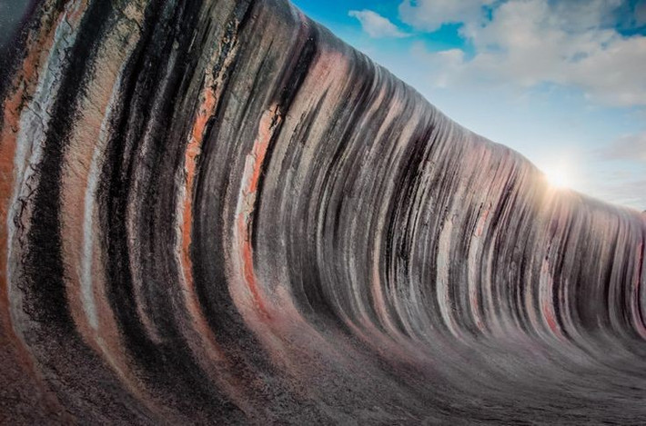 Điểm du lịch nổi tiếng. Mỗi năm có hàng trăm nghìn khách du lịch ghé thăm Wave Rock để chiêm ngưỡng vẻ đẹp độc đáo và chụp ảnh. Ảnh: Pinterest.