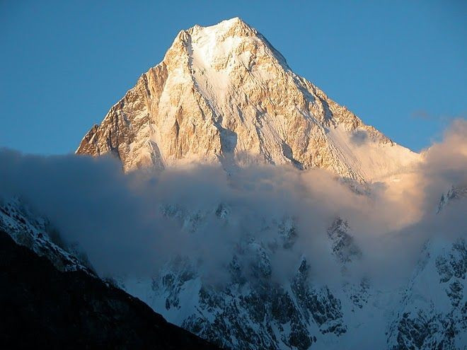 7. Chinh phục Everest từng là “công cụ ngoại giao”. Trong thời Chiến tranh Lạnh, việc leo núi và treo cờ quốc gia trên đỉnh Everest được xem là hành động thể hiện uy thế quốc gia. Ảnh: Pinterest.