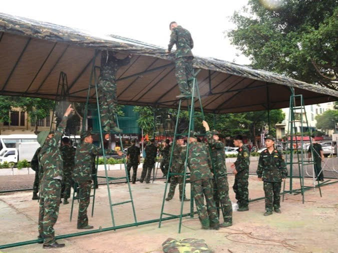 Mặc dù thời tiết mưa to, nhưng các cán bộ, chiến sĩ của Sư đoàn Bộ binh 301, Kho K813, Tiểu đoàn Đặc công 18 và Tiểu đoàn Thiết giáp Bộ tư lệnh Thủ đô Hà Nội đã hoàn thành tốt nhiệm vụ được giao, lắp đặt các nhà bạt bảo đảm chắc chắn.