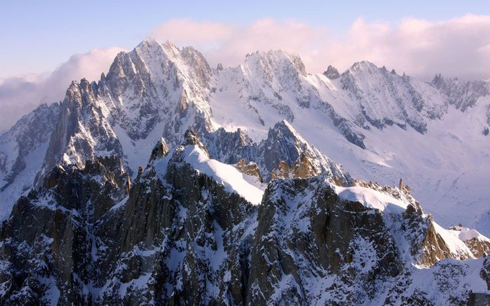 2. Đỉnh cao nhất là Mont Blanc – biểu tượng của vùng núi. Đỉnh Mont Blanc cao 4.810 mét, nằm giữa Pháp và Ý, là điểm đến mơ ước của dân leo núi và vận động viên trượt tuyết khắp thế giới. Ảnh: Pinterest.