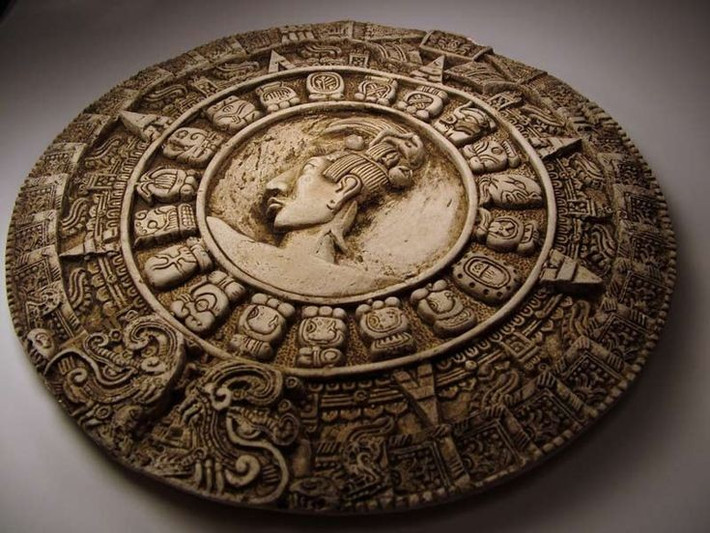 Lịch Maya và những tiên đoán kỳ lạ. Lịch của người Maya từng gây xôn xao vì bị hiểu nhầm là dự báo ngày tận thế 21/12/2012. Trên thực tế, nó chỉ đánh dấu sự kết thúc một chu kỳ thời gian lớn. Ảnh: Pinterest.