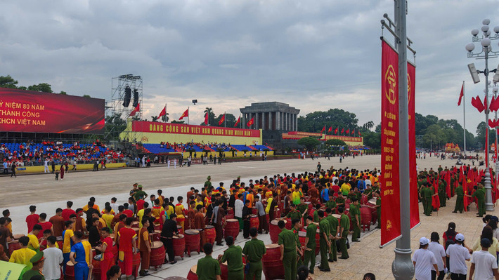 Âm thanh trống nhạc chuẩn bị vang lên, từng hàng quân đội và đoàn đại biểu sẵn sàng bước vào phần sơ duyệt, mang theo niềm tự hào và kỳ vọng lớn lao.