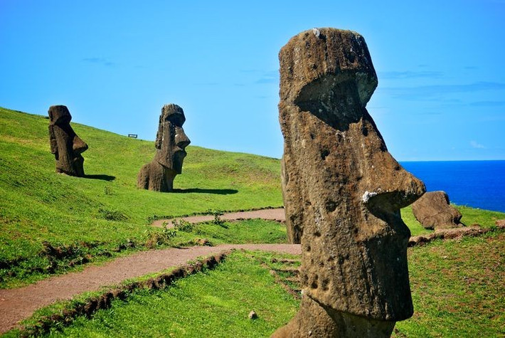 Được tạc tại núi lửa Rano Raraku. Hầu hết moai được khai thác và chạm khắc ngay trên sườn núi lửa này trước khi được di chuyển đến bờ biển. Ảnh: Pinterest.