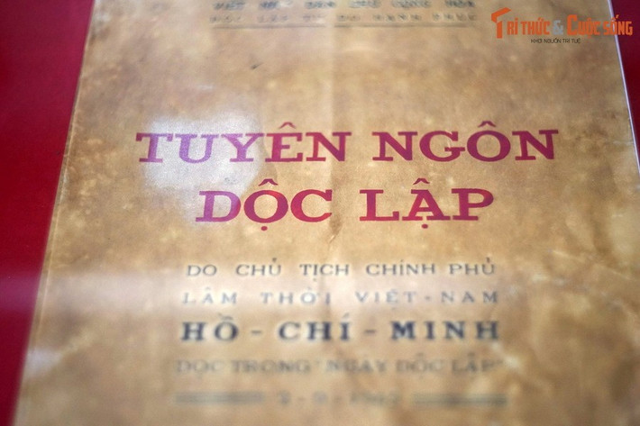 Bản in Tuyên ngôn Độc lập, văn bản tuyên bố với toàn thể nhân dân Việt Nam và bạn bè quốc tế về sự ra đời của nước Việt Nam độc lập. Bản tuyên ngôn khẳng định: "Toàn thể dân tộc Việt Nam quyết đem tất cả tinh thần và lực lượng, tính mạng và của cải để giữ vững quyền tự do, độc lập ấy!".