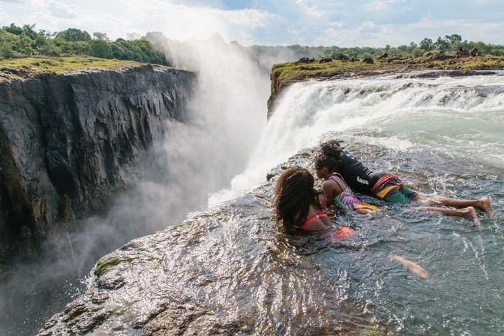Có hồ bơi tự nhiên “rìa tử thần”. Được gọi là “Hồ Quỷ” (Devil’s Pool), hồ nước tự nhiên này nằm ngay sát mép vực, nơi du khách can đảm có thể bơi và nhìn xuống thác. Ảnh: Pinterest.