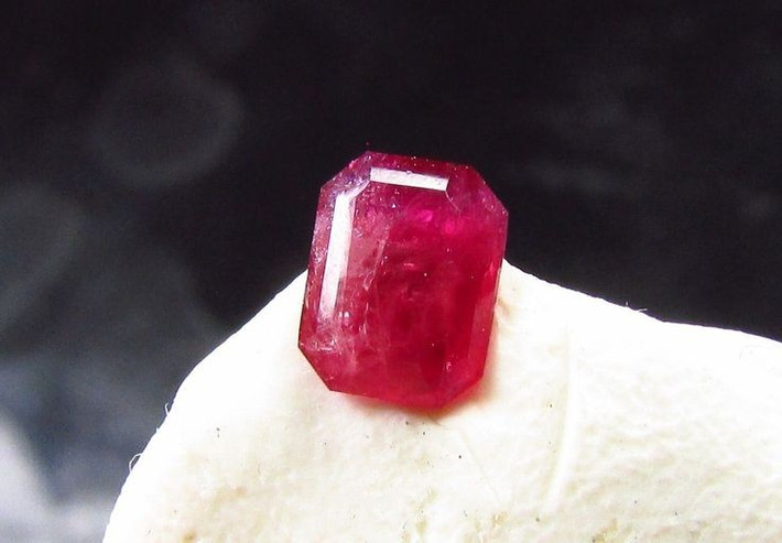 8. Giá trị tăng theo cấp số nhân mỗi carat. Do độ hiếm cực độ, giá của Bixbite có thể lên đến hàng chục nghìn USD mỗi carat – cao hơn cả kim cương tự nhiên. Ảnh: Pinterest.