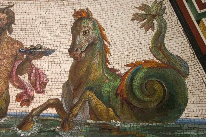4. Là hình ảnh phổ biến trong nghệ thuật Hy Lạp cổ. Hippocampus thường được chạm khắc trên gốm sứ, tranh tường và trang trí đền đài, thể hiện sự kính trọng với biển khơi. Ảnh: Pinterest.