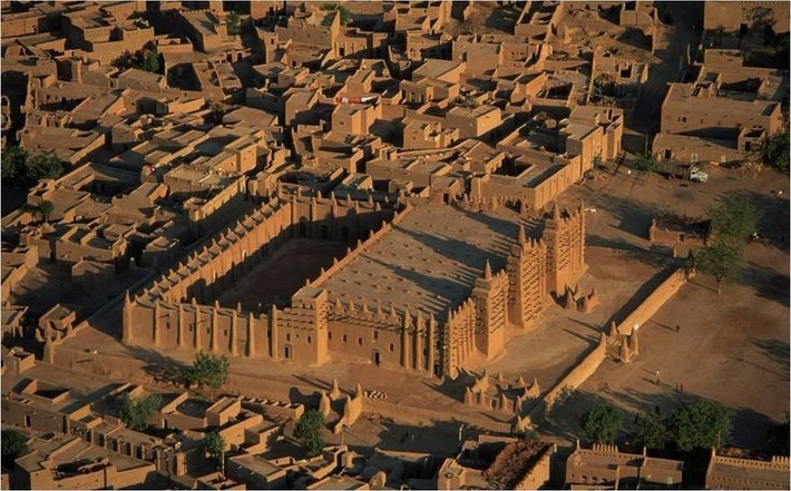 Lịch sử hàng trăm năm. Nhà thờ Hồi giáo đầu tiên tại Djenné được xây dựng từ thế kỷ 13, còn công trình hiện nay hoàn thiện vào năm 1907. Ảnh: Pinterest.