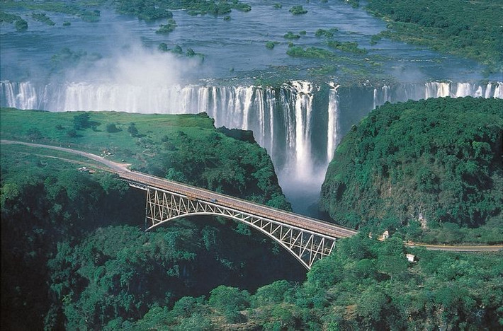 Điểm đến du lịch mạo hiểm nổi tiếng. Từ nhảy bungee ở cầu Victoria đến chèo thuyền vượt thác, nơi đây thu hút du khách ưa thích cảm giác mạnh khắp thế giới. Ảnh: Pinterest.
