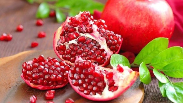 Lựu: Lựu vốn dĩ là biểu tượng của sự sinh sôi nảy nở. Với hàng trăm hạt bên trong, quả lựu thể hiện sự phồn vinh, đông con cháu và của cải sinh sản liên tục.