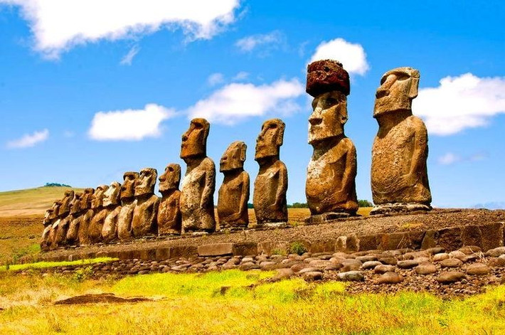 Moai tượng trưng cho tổ tiên quyền lực. Người Rapa Nui tin rằng tượng chứa linh hồn tổ tiên, bảo vệ bộ tộc khỏi tai họa. Ảnh: Pinterest.