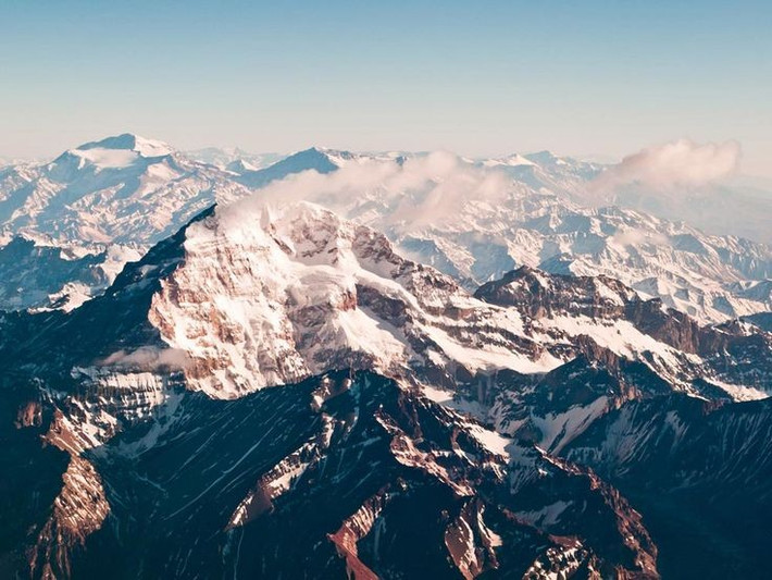 2. Andes là nơi có nhiều núi lửa nhất thế giới sau Thái Bình Dương. Dãy núi này nằm trên "Vành đai Lửa", nơi hoạt động kiến tạo tạo ra hàng trăm núi lửa đang hoạt động. Ảnh: Pinterest.