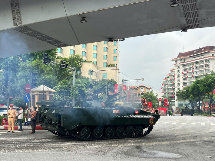 Các cỗ xe tăng nối đuôi nhau chậm rãi lăn bánh, thể hiện sức mạnh, sự trang nghiêm và uy phong của Quân đội nhân dân Việt Nam.