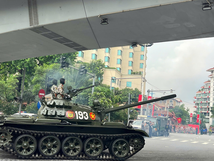 Khi đoàn xe tăng hùng dũng tiến thẳng vào khu vực Quảng trường Ba Đình, bầu không khí càng trở nên sôi động, tạo nên một dấu ấn đặc biệt trước thềm buổi sơ duyệt trọng thể.