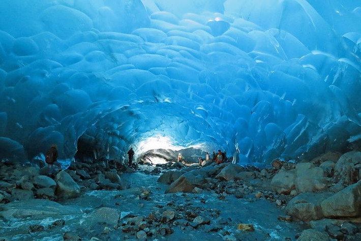 3. Nằm gần thành phố Juneau, Alaska. Hang băng chỉ cách thủ phủ bang Alaska khoảng 20 km, khiến nó trở thành điểm du lịch dễ tiếp cận và nổi bật trong khu vực. Ảnh: Pinterest.