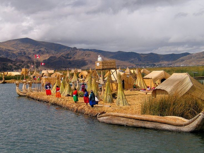 4. Đảo Uros nổi được làm từ cây totora. Người Uros xây dựng những hòn đảo nổi bằng lau sậy totora mọc quanh hồ, tạo nên một cộng đồng nổi độc đáo tồn tại qua nhiều thế kỷ. Ảnh: Pinterest.