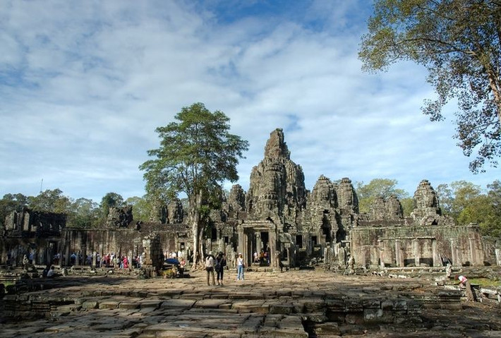 5. Ý nghĩa tôn giáo pha trộn. Angkor Thom vừa mang dấu ấn Phật giáo Đại thừa vừa kế thừa nhiều yếu tố Hindu giáo, phản ánh sự giao thoa văn hóa. Ảnh: Pinterest.