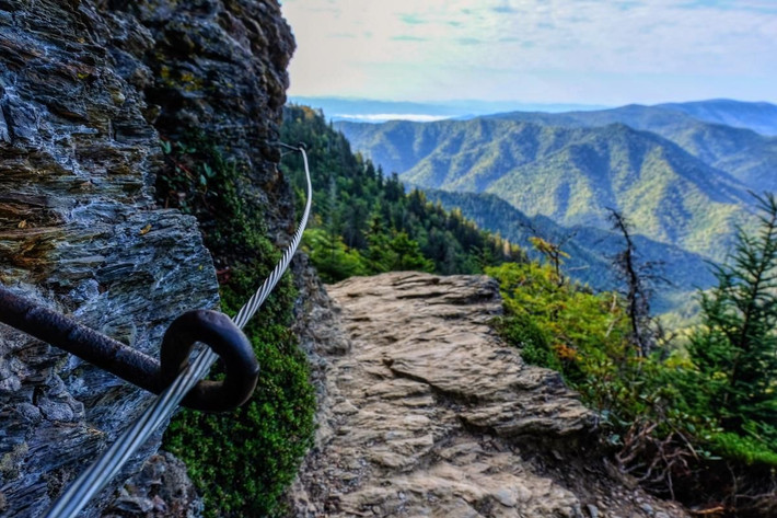 Có hơn 800 km đường mòn. Vườn quốc gia Dãy núi Great Smoky là thiên đường cho người mê leo núi, với một đoạn của đường mòn Appalachian nổi tiếng đi qua đây. Ảnh: Pinterest.
