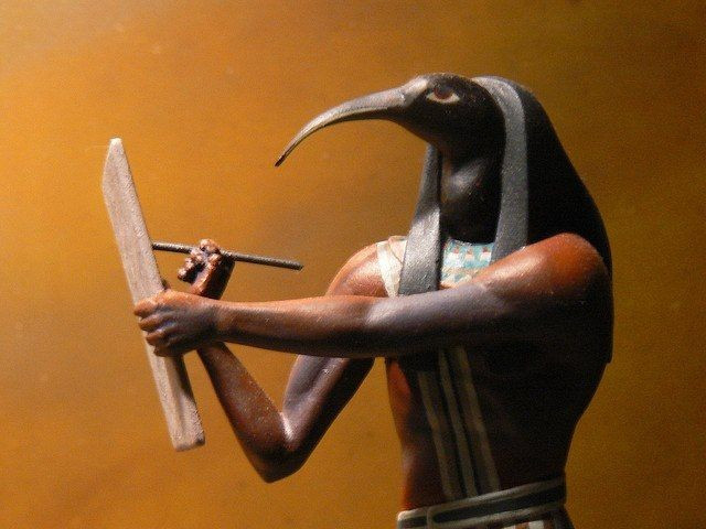 1. Thoth thường được miêu tả với đầu chim cò quăm hoặc đầu khỉ đầu chó. Đầu chim cò quăm tượng trưng cho trí tuệ và quan sát, còn hình dạng khỉ đầu chó gắn liền với vai trò của Thoth trong thiên văn học và đo lường thời gian. Ảnh: Pinterest.