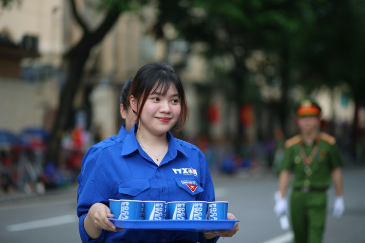 Những nụ cười thân thiện, sự nhiệt tình và chu đáo của các tình nguyện viên đã góp phần tạo nên một bầu không khí sôi nổi, chan hòa, để lại dấu ấn đẹp trong lòng người dân và du khách có mặt tại sự kiện.