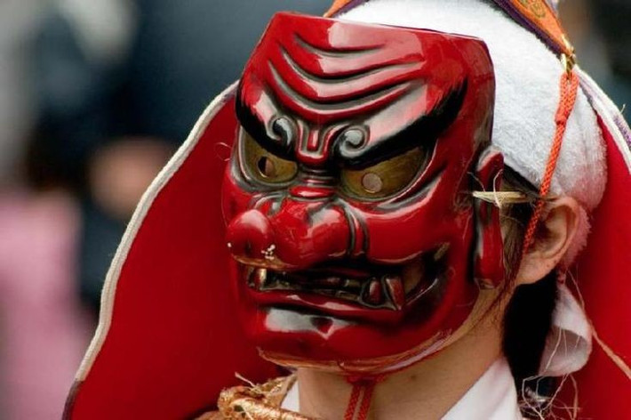 7. Hiện diện trong lễ hội. Nhiều lễ hội truyền thống Nhật Bản có mặt nạ Tengu, tượng trưng cho sức mạnh và sự bảo hộ. Ảnh: Pinterest.