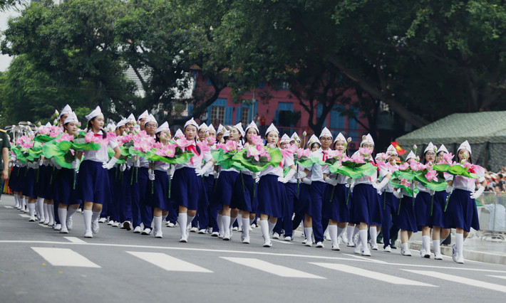 Đặc biệt, sự xuất hiện của đoàn đại biểu Đội Thiếu niên Tiền phong Hồ Chí Minh với sắc khăn quàng đỏ tươi thắm, gương mặt rạng rỡ đã góp phần tiếp thêm sức sống trẻ trung, tươi mới cho quảng trường lịch sử.