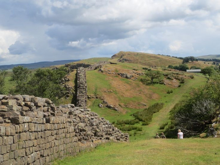 5. Không nhằm ngăn chặn tuyệt đối, mà để kiểm soát. Tường Hadrian không đủ cao để chặn hoàn toàn người xâm nhập mà chủ yếu để giám sát, đánh thuế và làm chậm bước tiến của kẻ thù. Ảnh: Pinterest.