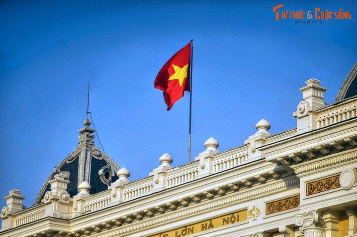 Rạng sáng 19/8, từng đoàn người rầm rập tiến thẳng về quảng trường trong khí thế cách mạng hừng hực. Khoảng 10 giờ rưỡi, cuộc mít tinh lớn chưa từng có của quần chúng cách mạng diễn ra ở quảng trường. Từ lễ đài trước Nhà hát Lớn, đại diện Việt Minh tuyên bố: Tổng khởi nghĩa!