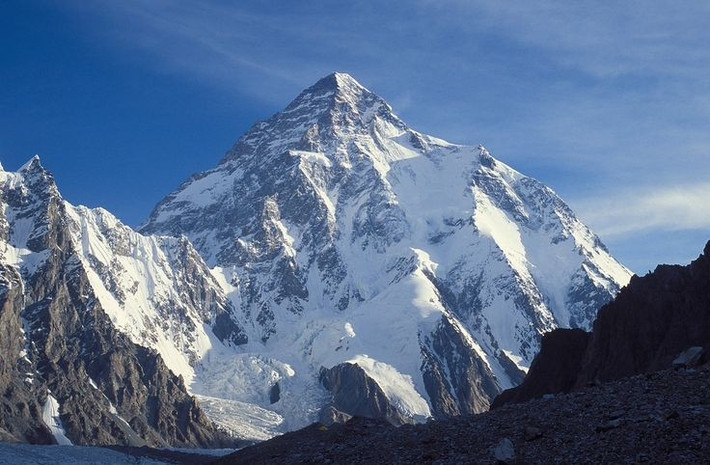 2. Là quê hương của đỉnh K2 – ngọn núi cao thứ hai thế giới. Karakoram là nơi tọa lạc của K2, cao 8.611 mét, chỉ sau Everest, nhưng được xem là ngọn núi khó chinh phục nhất hành tinh. Ảnh: Pinterest.